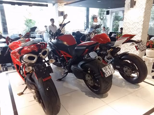 Bộ ba mô tô khủng được nữ đại gia trưng bày trong quán cà phê của mình tại quận 7. TP HCM cho khách hàng chiêm ngưỡng. Ảnh: Autopro.