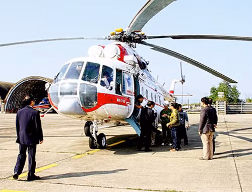 Do giá thuê trực thăng đắt đỏ nên khách hàng chủ yếu là người nước ngoài. Dù vậy, người Việt Nam thuê trực thăng không phải là hiếm. Có khách hàng thuê trực thăng để đưa cả nhà về thăm quê. Ảnh: Zing.