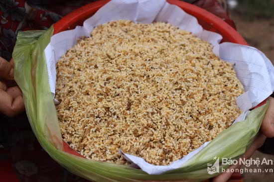 Bà Dung cho biết “ Thời điểm này người dân trong bản đi lấy được nhiều, người thì đưa về ăn, người thì đưa về bán. Hiện tại giá trứng kiến bán rất chạy, đưa về chừng nào bán được hết chừng đấy. Mỗi bát trứng kiến (loại bát nhỏ) có giá bán 20-30 ngàn đồng”