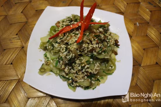 Ngoài món trứng kiến xào với dưa chuột thì trứng kiến còn chế biết được rất nhiều món như: cuốn lá chuối nướng, nấu canh măng chua, lam trong ống nứa…Ảnh: Đình Tuân