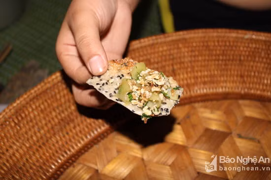 Ngoài món trứng kiến xào với dưa chuột thì trứng kiến còn chế biết được rất nhiều món như: cuốn lá chuối nướng, nấu canh măng chua, lam trong ống nứa…Ảnh: Đình Tuân