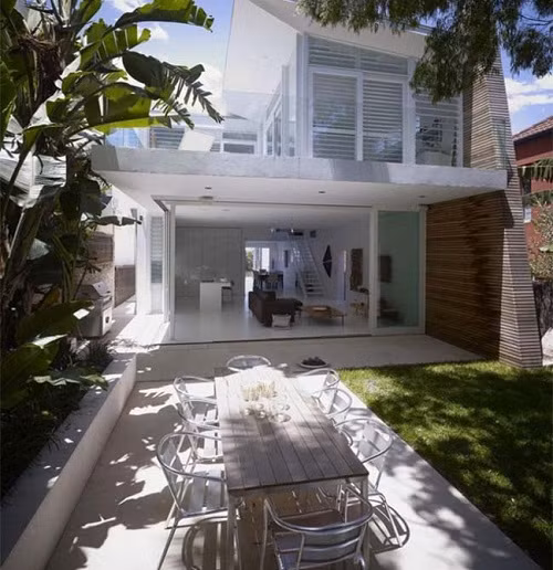 Sở hữu khu vườn nhiệt đới xanh tươi phía sau, mẫu nhà vườn đẹp hiện đại tràn ngập hương vị thiên nhiên và nắng ấm. Ảnh: Nhadep-nblog.