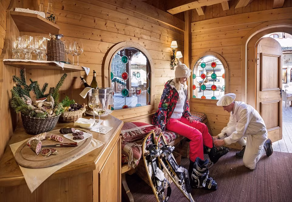 Du khách còn được nhân viên khách sạn chăm sóc đúng cách trước khi leo núi.