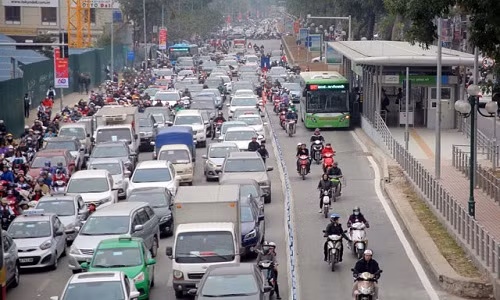 Suyt chet vi lan lan xe buyt nhanh o Ha Noi