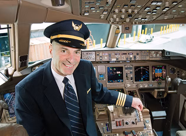 Tại Mỹ, mức lương trung bình dành cho một phi công mới vào nghề là 22,400 USD/năm. Tuy nhiên, với United Airlines, phi công được trả trung bình 269,98 USD/giờ (tương đương với hơn 50.000 USD/tháng). Ảnh: EWRZONE.