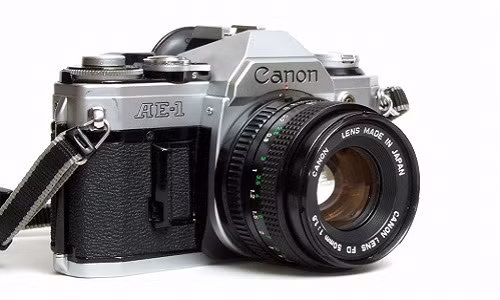 Mẫu máy ảnh ống kính đơn phản xạ (SLR) đầu tiên của Canon. Ảnh: Camerapedia.