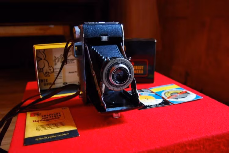 Sự tồn tại của máy ảnh cổ dùng phim cùng phương pháp chụp thủ công giờ chẳng còn mấy ý nghĩa với người dùng nhưng nó lại trở thành thú chơi của nhiều người ưa đồ cổ. Ảnh: Vnphoto.