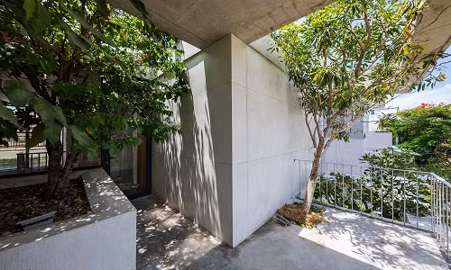 Cây xanh xen giữa các khối bê tông chức năng mang đến bầu không khí trong lành.