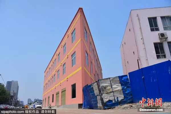 Tuy nhiên, khi đứng ở phía sau, người ta mới phát hiện ra ngôi nhà siêu mỏng không khác gì tờ giấy. Ảnh: Chinanews.