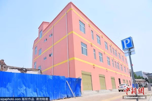 Ngôi nhà 3 tầng với lớp sơn màu hồng nổi bật ở thành phố Trịnh Châu (Hà Nam, Trung Quốc) rất đẹp mắt khi đứng ở góc trước. Ảnh: Chinanews.