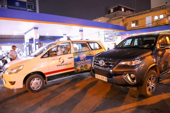 Tại khu vực cây xăng trên đường Hai Bà Trưng, nhiều ô tô đậu chiếm phần đường của người đi bộ bị đoàn kiểm tra lập biên bản xử phạt. “Tôi vừa đậu xe ở đây vài phút để đi vệ sinh thì sao lại lập biên bản tôi”, tài xế taxi phân trần nhưng sau đó vẫn bị lập biên bản.