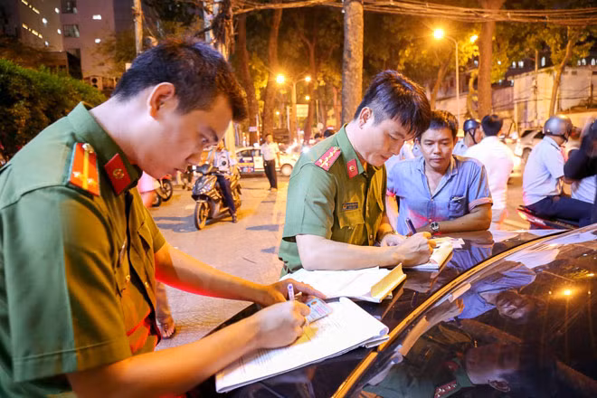 Những trường hợp đậu ô tô trên vỉa hè nếu có tài xế sẽ bị lập biên bản xử phạt 700.000 đồng và buộc di dời phương tiện đi nơi khác.