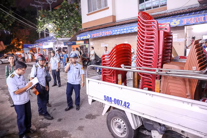 Nhiều bàn ghế chiếm vỉa hè cũng bị thu giữ.