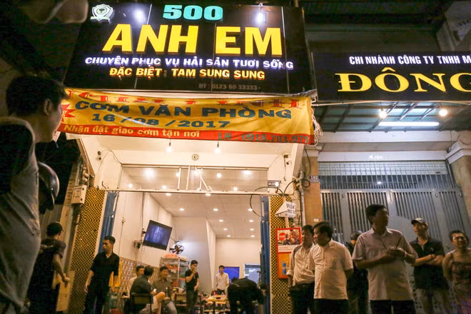 Ô tô đậu chiếm phần đường của người đi bộ nhưng không có tài xế sẽ bị đoàn kiểm tra niêm phong phương tiện cẩu về trụ sở. “Những chiếc xe vắng chủ sẽ được niêm phong, cẩu về đồn bàn giao bằng biên bản. Tránh việc tài sản trong xe bị mất”, ông Hải cho biết.