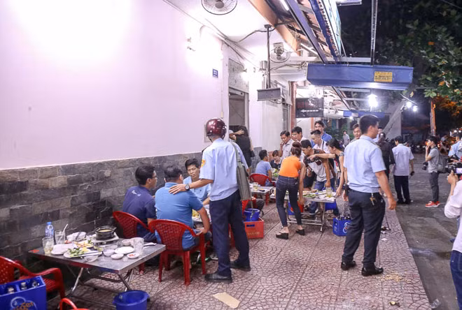 Phát hiện đoàn kiểm tra, nhân viên quán định di dời bàn ghế vào trong nhưng không kịp. “Trước giờ kinh doanh có ai nhắc nhở gì đâu. Sao không kẻ vạch cho dân biết đâu là nơi cấm để dân không vi phạm”, chủ quán nói khi bị lập biên bản vi phạm.