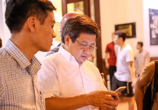 Trong buổi tối ra quân lập lại trật trự đô thị, đoàn kiểm tra phát hiện ô tô bốn chỗ đậu trên vỉa hè đại lộ Võ Văn Kiệt nên đến kiểm tra. Tại đây, nam tài xế cho biết đang chạy xe trên đường thì bị tuột huyết áp nên đã tấp xe vào lề đường chờ người thân đến hỗ trợ.