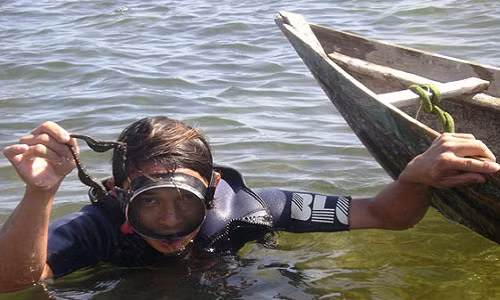 Cái nghề nhọc nhằn buộc ngư dân phải lặn sâu dưới đáy đầm để bắt cá ngựa. Ảnh: Người lao động.