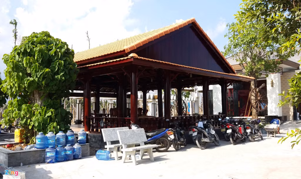 Cuối ngày 18/4, ông Võ Thanh Nhàn, Chủ tịch UBND TP Sóc Trăng (Sóc Trăng), cho biết các ngành chức năng của thành phố đã kiểm tra công trình biệt thự không phép của ông Ngọ. Sau cuộc họp nhanh, UBND TP Sóc Trăng quyết định đình chỉ thi công công trình này trong 3 tháng. Tuy nhiên, theo quan sát của Zing.vn, công trình này gần như đã hoàn thiện phần xây dựng, không còn phải xây thêm gì nữa.