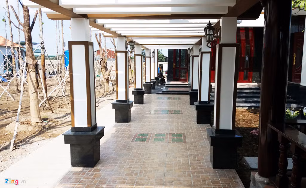 Lối đi bên hông từ căn nhà gỗ vào biệt thự và thẳng ra nhà sau.