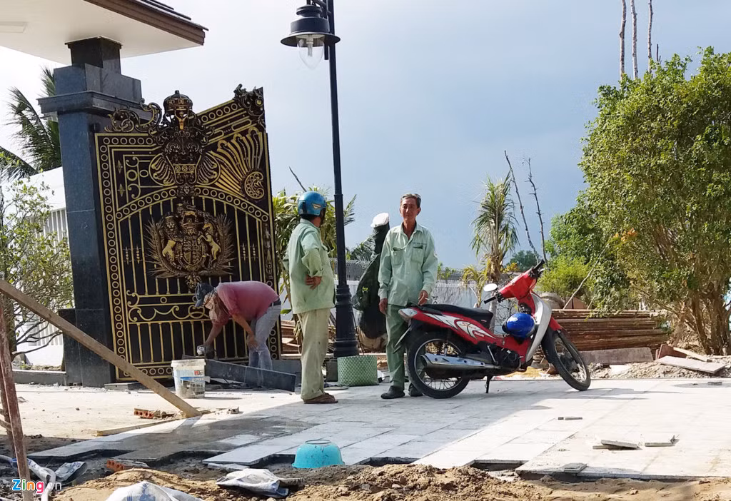 Hai công nhân của Công ty Cấp nước Sóc Trăng có mặt tại công trình này để kiểm tra hệ thống cung cấp nước cho lãnh đạo của họ.