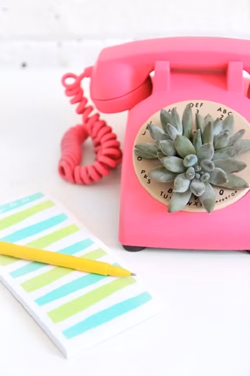 Chiếc điện thoại cũ nhà bạn trông thật độc đáo và mới mẻ khi được kết hợp với những bông hoa đá xinh xinh.