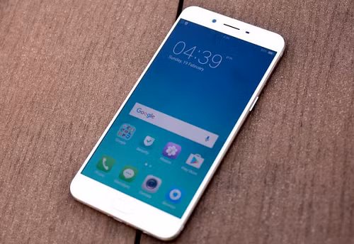 Oppo R9s Plus: mặc dù thiết kế khá giống với iPhone của Apple, nhưng khi chơi game, smartphone này cho người dùng cảm giác ấm nóng hơn bình thường. R9S Plus sở hữu một camera chất lượng khá, cùng màn hình hiển thị khá lớn 6-inch và thời gian thử nghiệm pin khá ấn tượng với 15 giờ và 40 phút.
