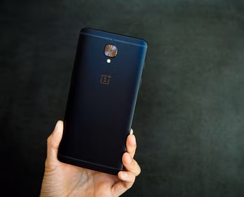 OnePlus 3T: Với mức giá phải chăng bắt đầu từ 439 USD (khoảng 10 triệu đồng), 3T thay cho dòng sản phẩm OnePlus 3 mới nhất của hãng với bộ xử lý Snapdragon 821 mạnh hơn và camera trước sắc nét hơn. OnePlus 3T cũng có pin lớn hơn kéo dài trên 16 giờ. Người dùng cũng nhận được công nghệ sạc siêu nhanh Dash của OnePlus.