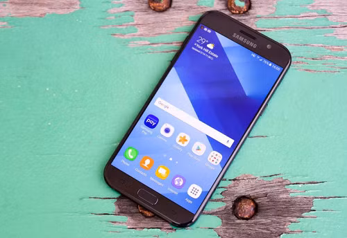 Samsung Galaxy A7: Với khoảng thời gian làm việc liên tục 22 giờ, Galaxy A7 là điện thoại tầm trung của Samsung nhưng trông khá giống với Galaxy S7. Chắc chắn hệ điều hành Marshmallow của smartphone này không phải là mới nhất và nó cũng không có khả năng chống nước như Galaxy S7, nhưng nếu bạn đang tìm kiếm một Android tầm trung giá rẻ, thời lượng pin dài, thì đây sẽ là một ứng cử viên sáng ra.