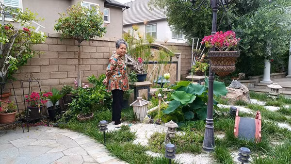 Nữ ca sĩ gốc Hà Nội đã chuyển sang sinh sống tại California (Mỹ) nhiều năm nhưng vẫn giữ nhiều thói quen và sở thích như khi còn ở Việt Nam. Cô đặc biệt thích làm vườn nên xung quanh ngôi nhà của cô trồng nhiều loại hoa, cây ăn trái... tạo không gian xanh, thanh bình.