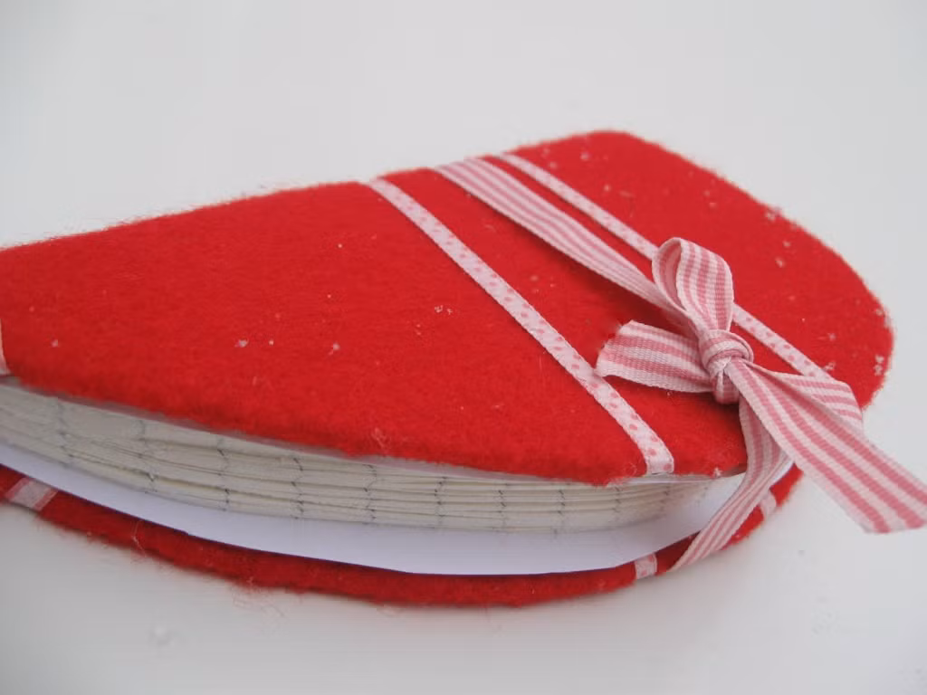 Giấy note hình trái tim. Ảnh: Cutediyprojects.