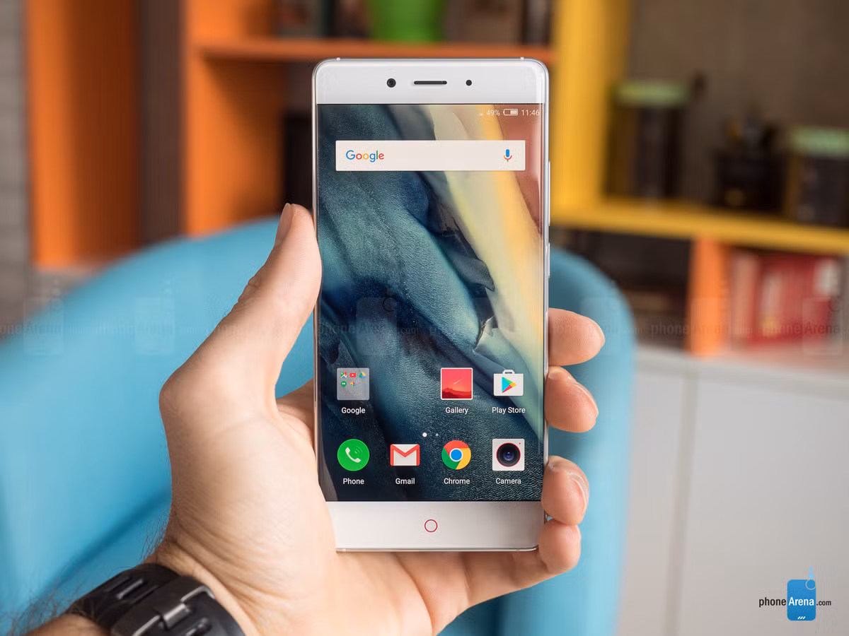 Điểm nổi bật nhất trên ZTE Nubia Z11 là đường viền màn hình siêu mỏng. Chiếm tới 81% diện tích mặt trước, màn hình Nubia Z11 được bảo vệ bằng kính cường lực vát cong 2,5D. Ảnh: Phone Arena.