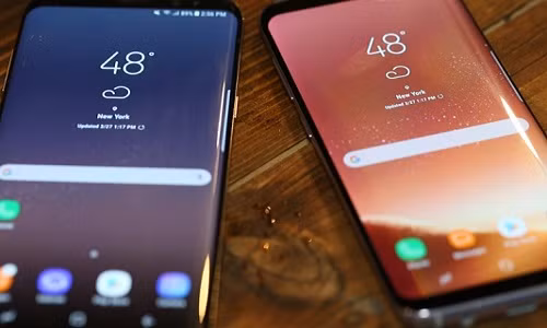 Bộ đôi sản phẩm Samsung Galaxy S8/S8 Plus ra mắt cách đây ít ngày đã thuyết phục hoàn toàn giới công nghệ về xu hướng smartphone viền màn hình siêu mỏng. Ảnh: CNN.