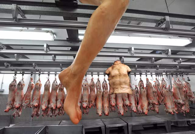 Tại khu chợ bán "thịt người", khách hàng có nhiều lựa chọn như chân, tay, thậm chí cả một cô gái. Ảnh: Laughing Squid.