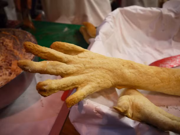 Tuy nhiên, thực chất đây chỉ là những miếng thịt heo được nhồi vào khuôn có hình bộ phận cơ thể người chứ không phải thịt người thật. Ảnh: Pickyglutton.