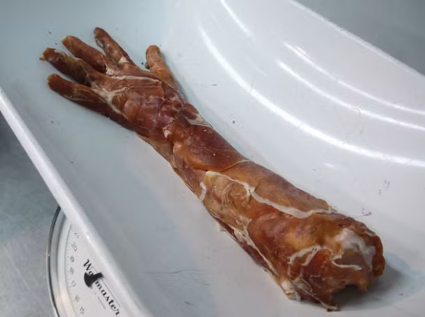 Đây được coi là một chiêu hút khách của chủ cửa hàng. Ảnh: Pickyglutton.