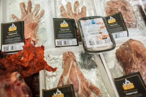 Thịt lợn tạo hình chân, tay người được đóng gói cẩn thận bằng túi ni lông. Ảnh: DM.