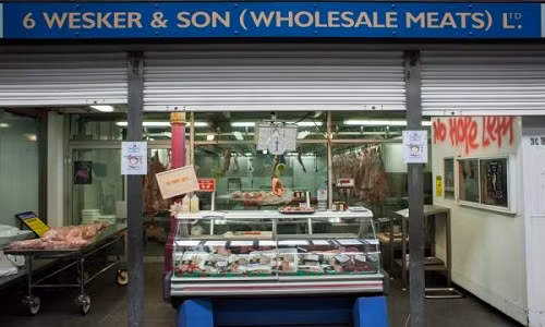 Smithfield là một khu chợ lớn ở London, nước Anh. Cách đây vài năm, chủ cửa hàng Wesker &amp; Son nảy ra ý tưởng bán "thịt người" vô cùng rùng rợn. Ảnh: Neatorama.