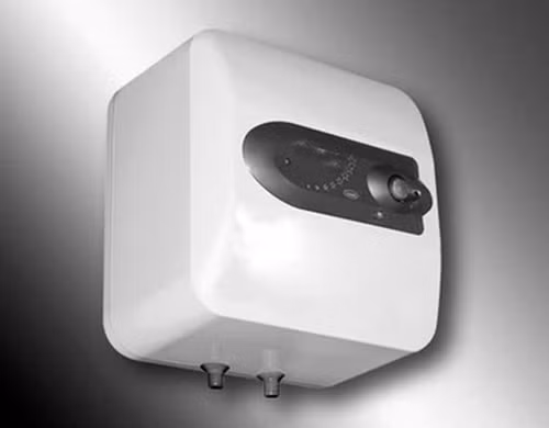 Thói quen chủ quan bật bình nóng lạnh 24/24 khi không sử dụng khiến cho dây dẫn bị quá tải, bị ăn mòn dẫn đến rò điện. Ảnh: Suachuadieuhoahanoi.