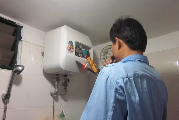 Để đảm bảo an toàn, nên bật bình nóng lạnh trước khi dùng 15 - 30 phút tùy dung tích. Khi thấy đèn tín hiệu tắt, báo hiệu nước đủ nóng thì nên ngắt nguồn điện thiết bị. Ảnh: Binhnonglanheu.