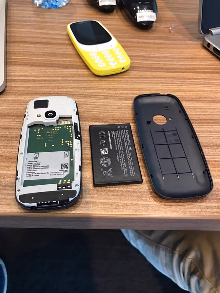 Thiết kế giống phiên bản cũ, Nokia 3310 được làm bằng nhựa, có thể tháo nắp lưng thay pin, sạc qua cổng microUSB. Ảnh: FPt.