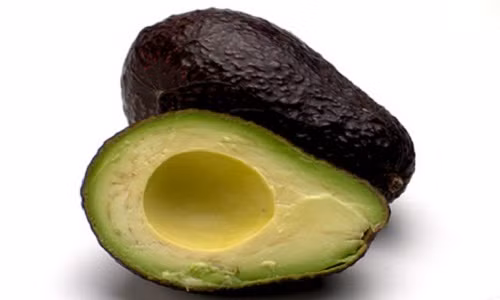 Bơ nâu khi chín phần hạt sẽ tách khỏi thịt, lắc nhẹ kêu lúc lắc. Tuy nhiên, khi lắc hạt lăn qua quá rõ thì quả bơ đó thịt sẽ mỏng. Ảnh: Blogspot.