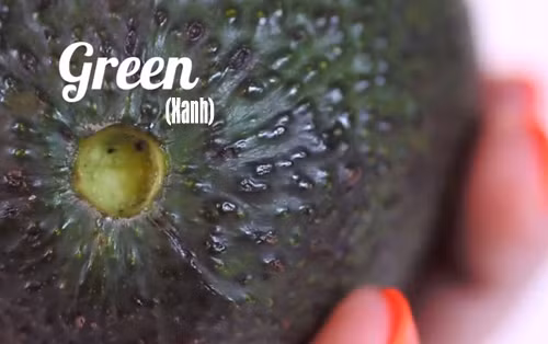 Nếu lõi cuống có màu xanh mà quả bơ đã mềm tay rất có thể là bơ còn xanh, chín do ngâm hóa chất. Ảnh: Buzzfeed.