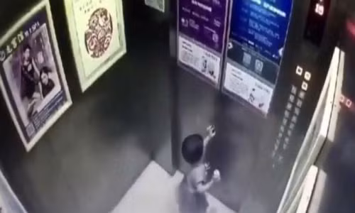 Lanh gay canh be 2 tuoi mot minh trong thang may truoc khi tu vong