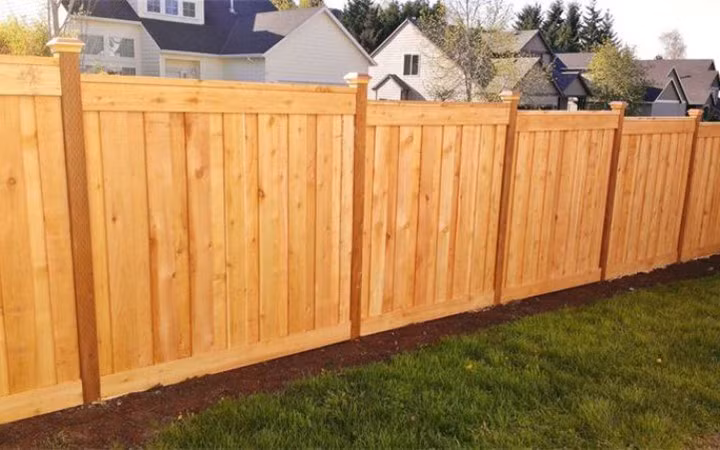 Gỗ là chất liệu chủ yếu khi thiết kế hàng rào.