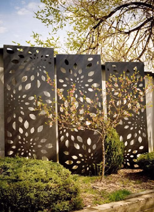 Trông những hàng rào không khác gì những bức tranh vô cùng sinh động.