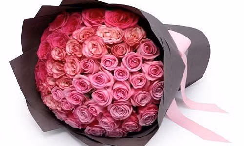 Năm 2013, một thiếu gia Hà Thành khác tặng bạn gái bó hoa nhập ngoại trị giá 22 triệu đồng. Ảnh: Vietnamnet.