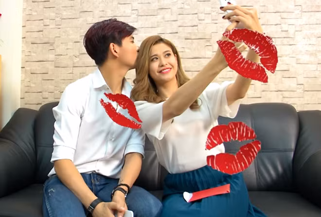 Mùa Valentine 2016, Tim tặng Trương Quỳnh Anh chiếc smartphone, bên trong lưu giữ nhiều ảnh của hai người thuở mới yêu. Ảnh: Cauthu.