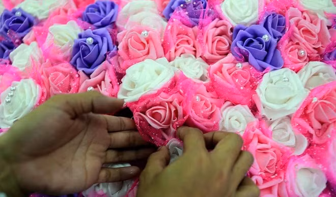 Một đại gia Hà Thành chịu chơi mua quà tặng Valentine là bó hoa hồng gồm 699 bông. Ảnh: Zing.