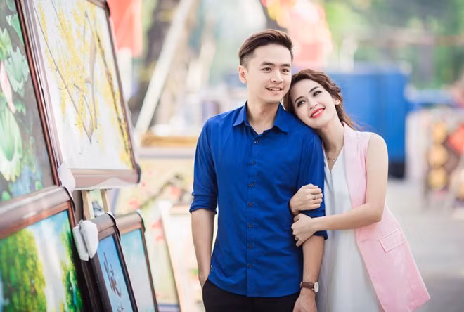 Mùa Valentine đầu tiên công khai tình cảm, Văn Anh tặng Tú Vi cây son. Sau đó, kỷ niệm hai mùa Valentine bên nhau, Văn Anh tặng Tú Vi một chuyến du lịch Singapore. Ảnh: Zing.
