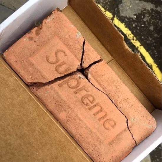 Tuy nhiên, chất lượng của cục gạch không thật sự như mong đợi. Nhiều viên bị nứt khi di chuyển. Ảnh: The Guardian.